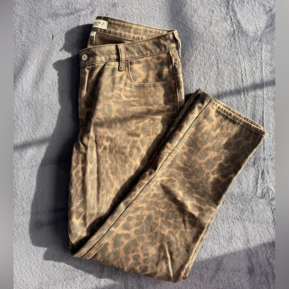 Abercrombie & Fitch Curve Love Mid Rise 90s Straight Fit Leopard Print Jeans